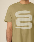 Camiseta Chorlito modelo WIN WIN en color Aceituna detalle