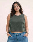 Camiseta Crop Chorlito modelo Café en color verde desgastado