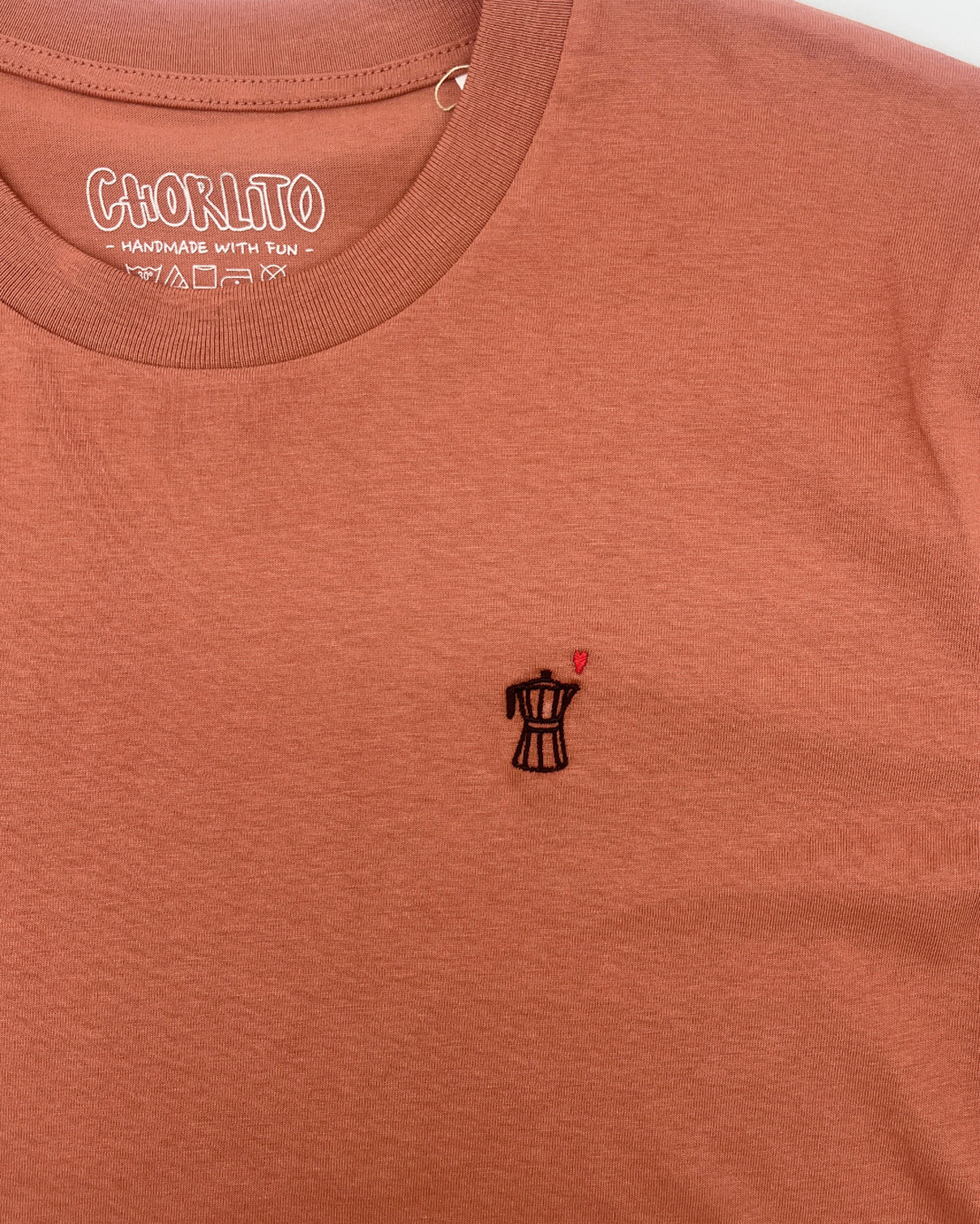 Camiseta Chorlito producto detalle Café en color Teja